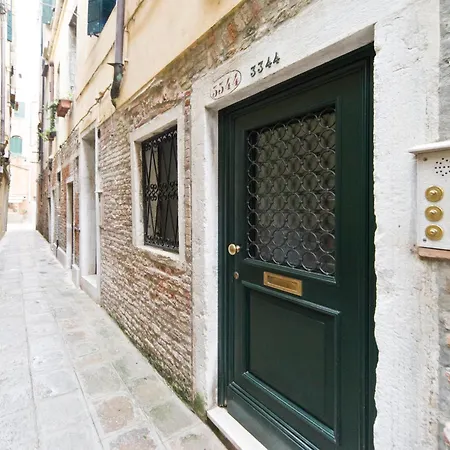 Апартаменты Lovely And Quiet For Two 10 Min Walk From St S Square- Vha Collection Венеция